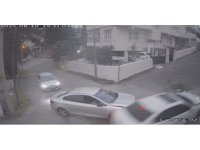 Ambulansı takip ederken kaza yapan araçtaki vatandaşın yaşadığı şok kamerada