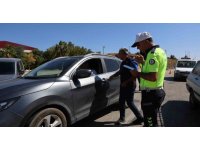 Polis hem sıcakla mücadele ediyor hem kentin huzurunu sağlıyor