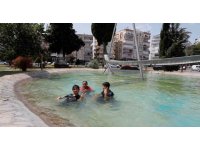 44 derecelik sıcaktan bunalan çocuklar süs havuzunda serinledi