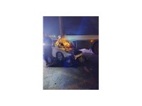 Otomobil, park halindeki tırın altına girdi: 3 ağır yaralı