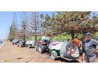 Refüjde kurumaya başlayan ağaç ve bitkiler için mahalleli su tankerleriyle seferber oldu