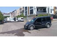 Hafif ticari araç servis minibüsüne çarptı: 4 yaralı