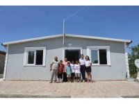 Annelerinin vefatı sonrası üvey ablalarının annelik yaptığı depremzede 3 kardeş sıcak yuvasına kavuştu