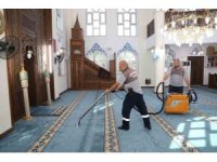 Mersin’de ibadethaneler temizleniyor, halılar yıkanıp dezenfekte ediliyor