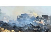 Sera sökümü sırasında spiral kıvılcımlarından çıkan yangın, odun, kamyonet ve atık malzemeleri küle çevirdi