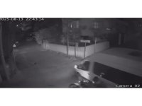 Motosikletin, minibüse ok gibi saplandığı kaza kamerada