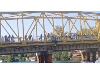 Köprüye çıkan şahsı Özel Güvenlik görevlileri vazgeçirdi