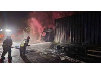 Tırdan ormanlık alana sıçrayan yangın söndürüldü