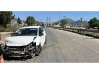 Eğirdir’de virajı alamayan otomobil bariyerlere çarptı: 3 yaralı