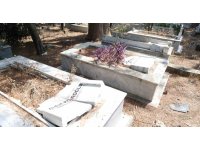 Adana’da mezar taşları tahrip edildi