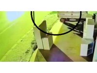 Otomobile ok gibi saplanan motosikletin sürücüsü metrelerce havaya uçtu