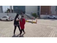 AVM’de 5 farklı mağazadan kıyafet ve ayakkabı çaldı