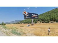 Sollamak istediği otobüse çarpıp tarlaya uçtu, 1’i ağır 3 kişi yaralandı