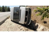 Viraja hızlı giren minibüs şarampole devrildi: 1 yaralı