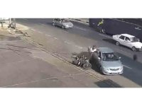 Kazada motosiklet sürücüsü çarpıştığı otomobilin kapısına tutunup sonra yere düştü