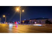 Markete gitmek isteyen anne ve kızına otomobil çarptı: Anne öldü, kızı ağır yaralandı