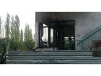 Yangını uzaktan fark eden vatandaş, müstakil evin tamamen yanmasını önledi