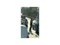 Otoyolda trafik terörü, yol kesip sürücüyle tartıştılar