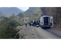 Osmaniye’de kayalıklara çarpan otomobil yan yattı: 3 yaralı