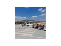 Burdur’da traktör ile otomobil çarpıştı: 1’i ağır 6 yaralı