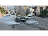 Osmaniye’de hafif ticari araç alev alev yandı