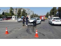 Kamyonet ile otomobil kavşakta çarpıştı: 1 yaralı