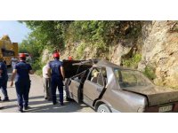 Hurdaya dönen otomobildeki 2 kişi yaralandı