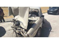 Kamyonet ile otomobil çarpıştı: 2 yaralı