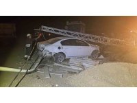 Elektrik direğine çarpan aracın motoru yerinden fırladı