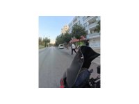 Düğün aracından para almak için metrelerce koştu, kaputa atladı