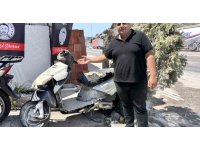 Motoru çalamayınca hız göstergesini çalan hırsız kamerada