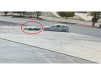 Otomobil ile çarpışan motosikletlinin metrelerce sürüklendiği kaza kamerada