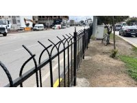 İskenderun’da ölümcül kazalara karşı orta refüje demir korkuluk