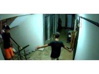 Göbek atarak ayakkabı çalan gençler kamerada