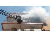 Evinin yandığını gören ev sahibi itfaiyenin çalışmasını çaresiz şekilde izledi