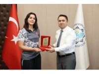 ALKÜ’lü şampiyona Rektör Türkdoğan’dan plaket