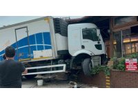 Freni arızalanan tırın önüne kattığı araçla iş yerine daldığı kaza kamerada