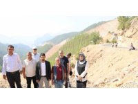 Adana’da 5 kişinin öldüğü yolda, muhtarlar nöbet tutan ailelere destek verdi