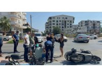 Otomobil ile motosiklet çarpıştı, yaralıya yoldan geçen doktor müdahale etti