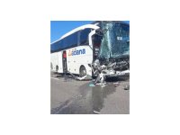 Mersin’de biri otobüs üç aracın karıştığı kaza ucuz atlatıldı