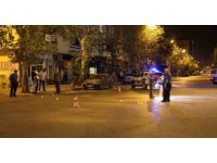 Sokak ortasında silahla defalarca ateş edildi, polis şüphelilerin peşine düştü