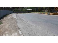 Seyir halindeki mikserin yola beton döktüğü anlar kamerada