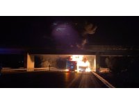 Lastik yüklü tır alev alev yandı