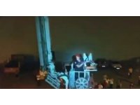 Balkondan düşen çocuk iş yeri çatısında mahsur kaldı