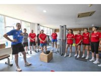 Muratpaşa Kadın Kadın Voleybol Takımı, lige çift antrenmanla hazırlanıyor