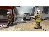 Defne’de konteynerde çıkan yangın araca sıçradı