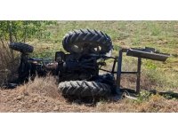 Tarlasına giderken devrilen traktörünün altında hayatını kaybetti