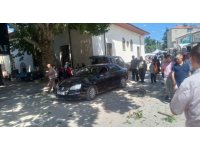 Asırlık çınarın dalı otomobilin üzerine düştü