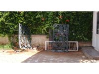 Bir anda gaza basınca kapıya çarpıp komşusunu ezdi