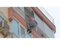 Balkonun demir korkuluklarında boşanma pazarlığı